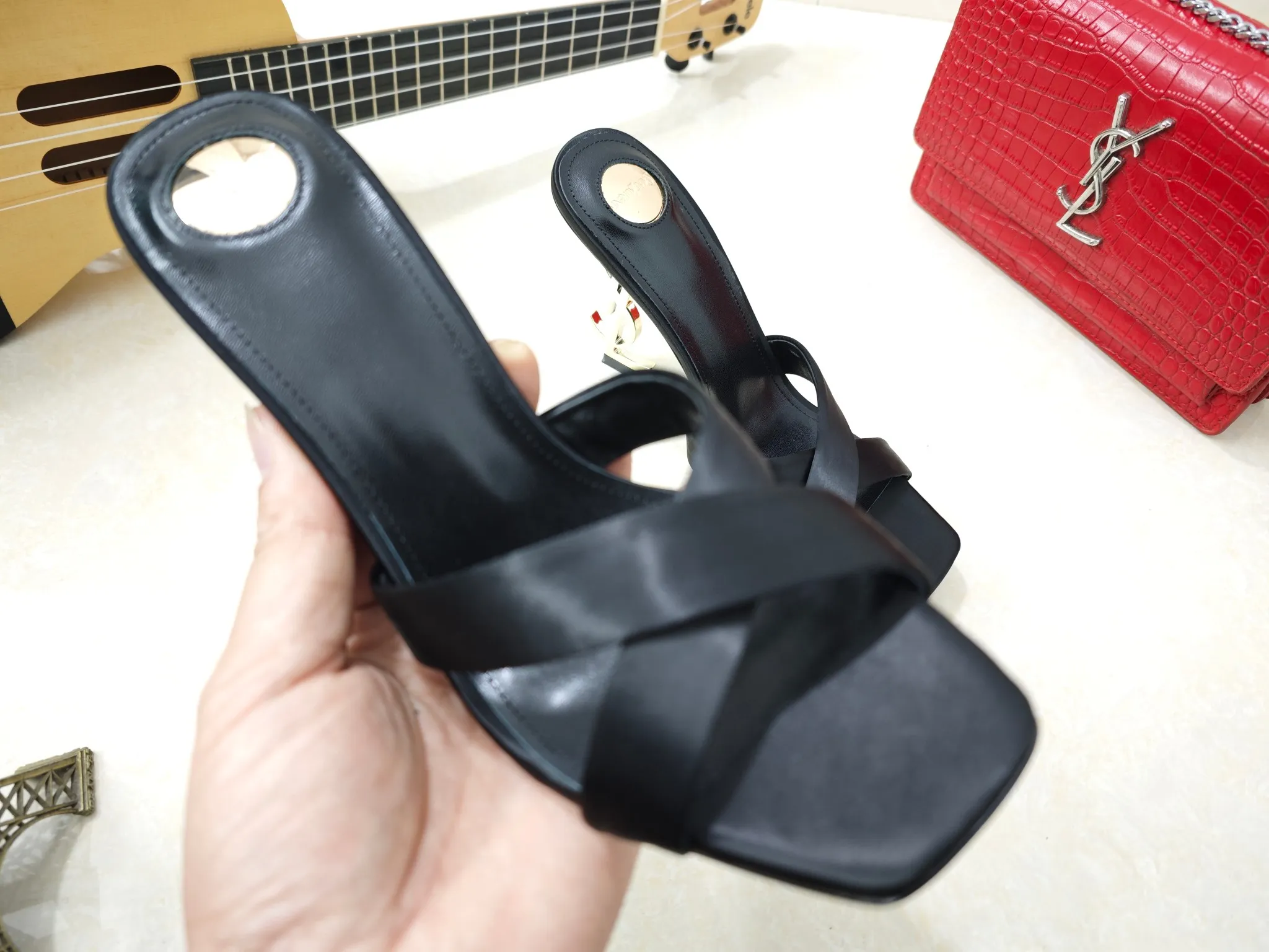 👟👟Ex-factory price 540👟👟【Saint Laurent】Yves Saint Laurent, high-heeled YSL high heels💃2025 early spring counter synchronizes the latest styles, YSL, decoration👠 Classic and high-quality glamorous masterpieces, the hottest autumn and winter series in the counter, with temperament, fashion, classic and attractive design style 😌The effect on the feet is particularly beautiful〰️, the materials are imported from Italy 🇮🇹 calf, imported black sheepskin, lining, and foot pads; sheepskin, stiletto high heels, size 35-41 (34.41.42 must be customized, non-refundable) outsole; imported genuine leather outsole, with full counter packaging
